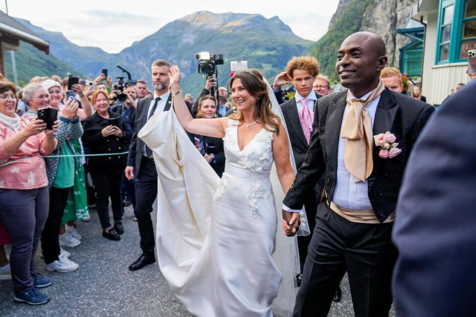 Casal celebra matrimónio com vista para fiorde na Noruega, com série da Netflix a caminho