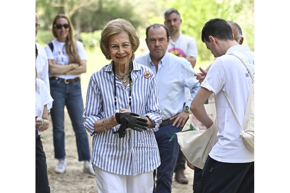 A Rainha Sofía de Espanha apanhada a recolher o lixo