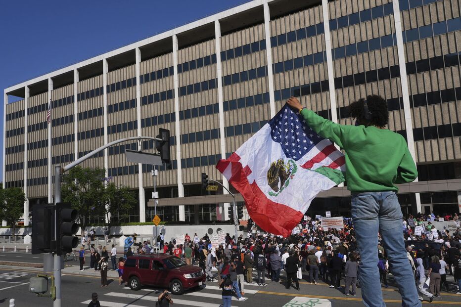 Protestos contra rusgas anti-imigração em Los Angeles após ordem de Trump