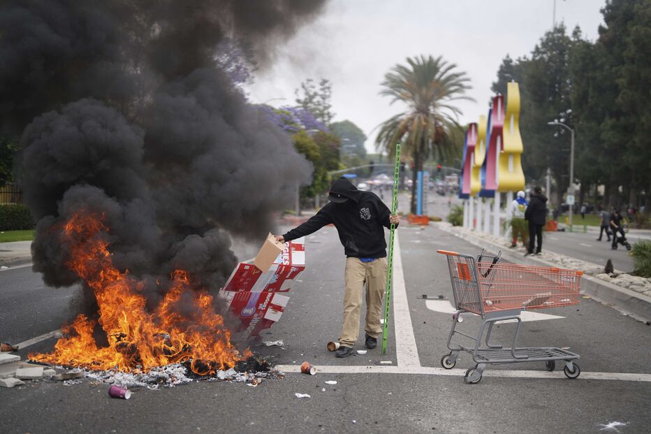 Protestos contra rusgas anti-imigração em Los Angeles após envio de tropas por Trump.
