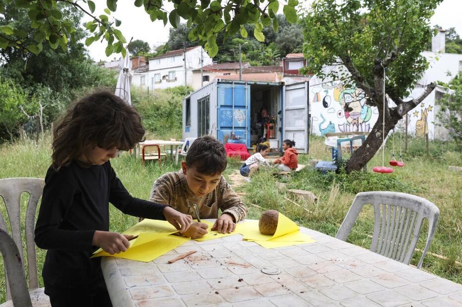 Crianças aprendem na Quinta Riza, em Coimbra, com animais resgatados