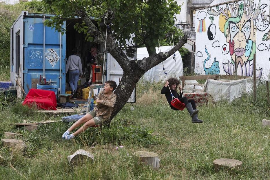 Crianças aprendem e brincam com animais no projeto Riza, em Coimbra