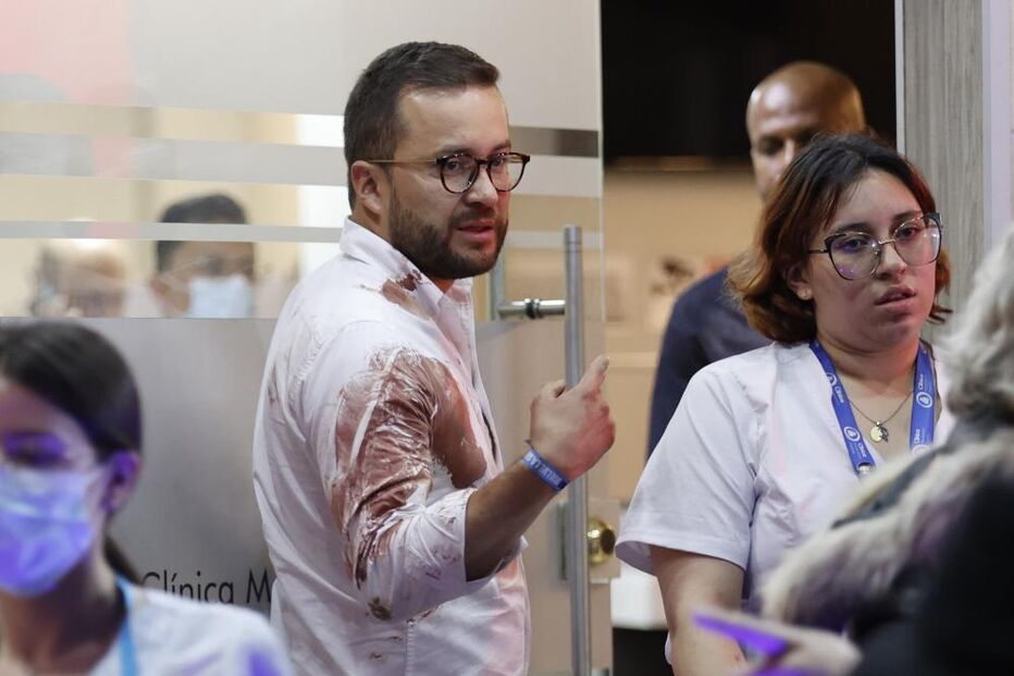 Vereador Andrés Barrios fala na Clínica Medicentro, onde o senador Miguel Uribe Turbay está a ser tratado em Bogotá