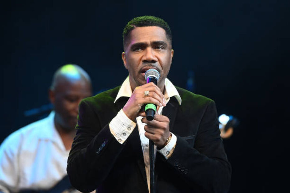 Wayne Lewis, fundador dos Atlantic Starr, atuava com um microfone