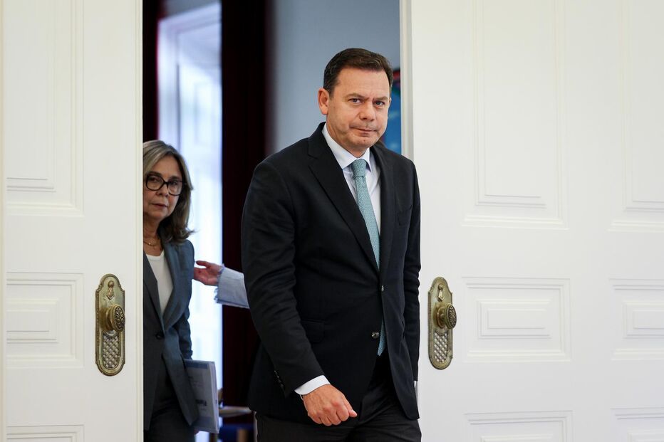 Novo governo de Portugal toma posse com mudanças em ministérios