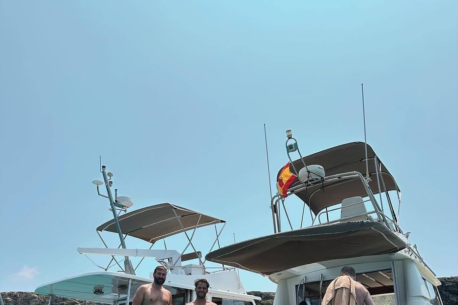 Carolina Patrocínio desfruta de férias de luxo em Menorca com a família