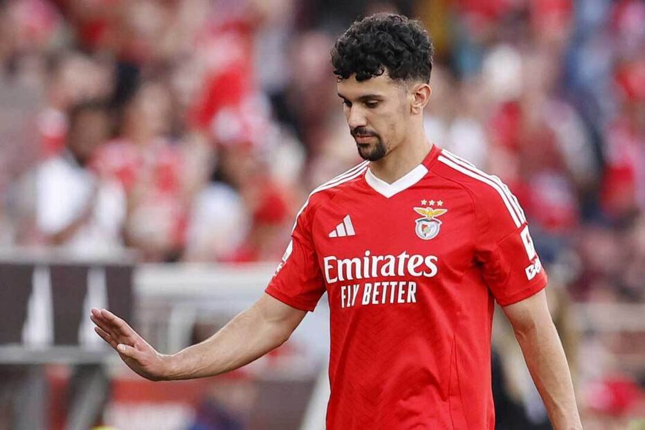 Jogador do Benfica em campo, equipado com camisola vermelha