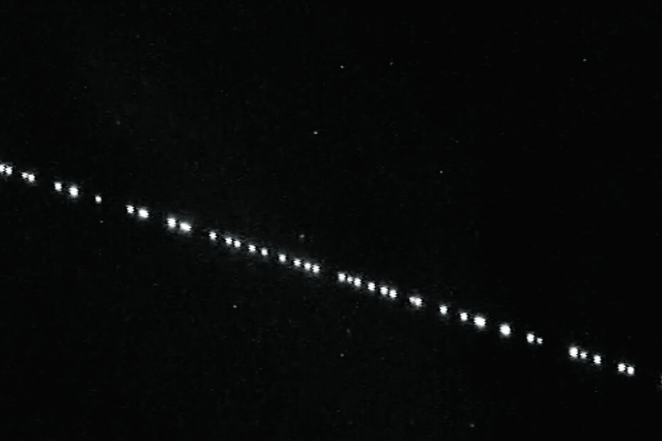 Satélites Starlink da SpaceX em órbita; empresa bateu recorde em maio