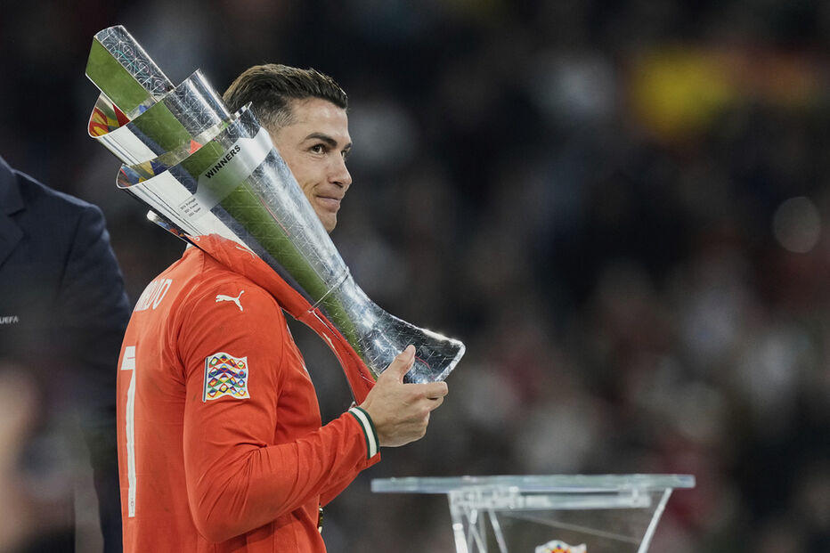 Cristiano Ronaldo com o troféu de campeão