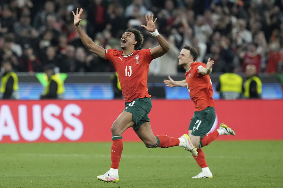 Jogadores celebram um golo durante um jogo de futebol