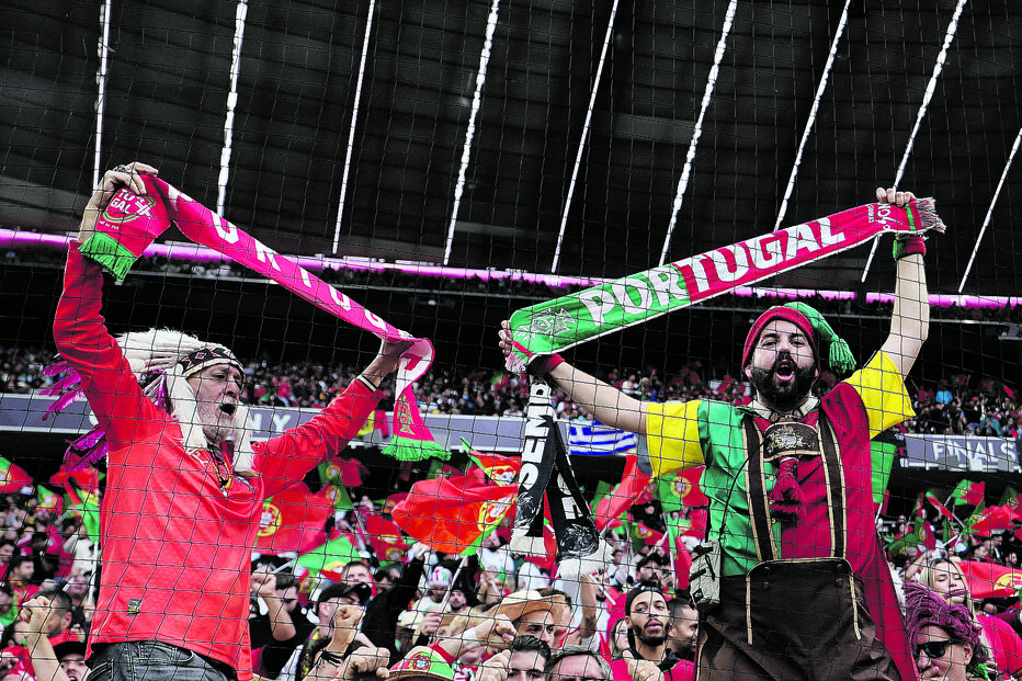 Adeptos portugueses celebram e apoiam a seleção nacional