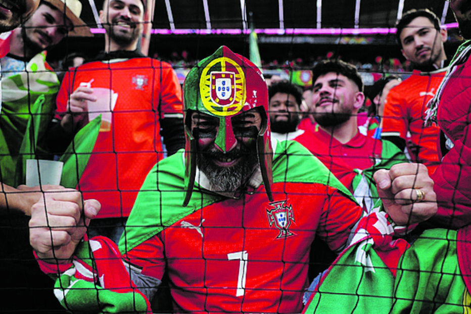 Adeptos portugueses celebram e apoiam a seleção antes da final