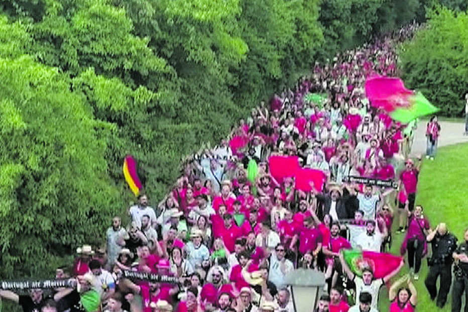 Portugueses festejam com bandeiras e cânticos, demonstrando apoio à seleção