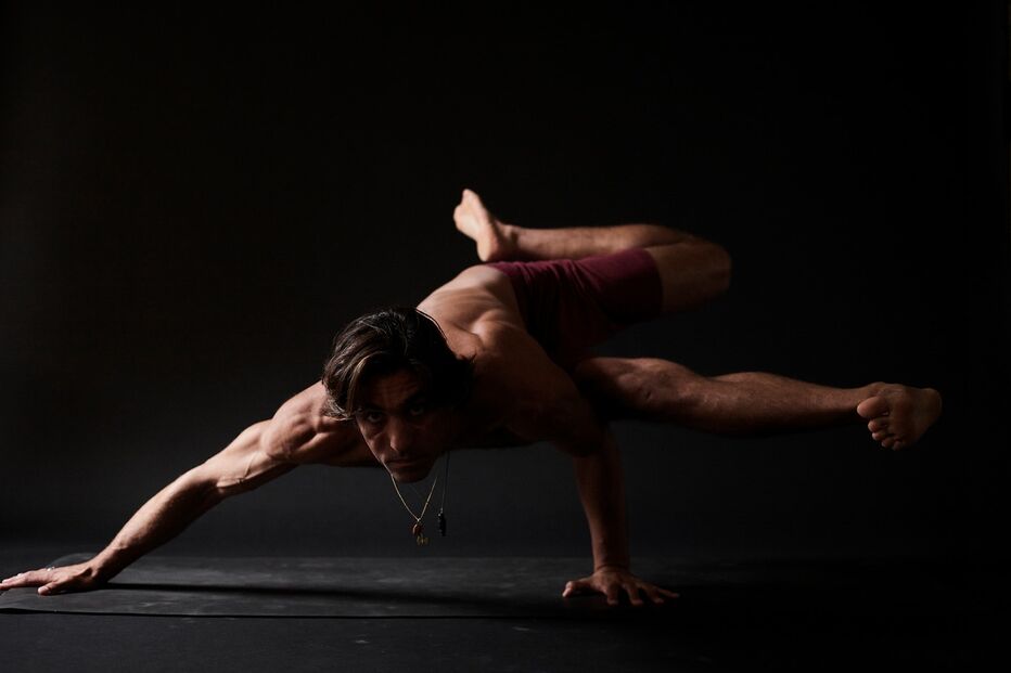 Manu Rodrigues, professor de ioga, acompanha Cuca Roseta no Brasil