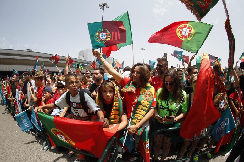 Adeptos celebram chegada da Seleção Nacional a Lisboa após vitória na Liga das Nações