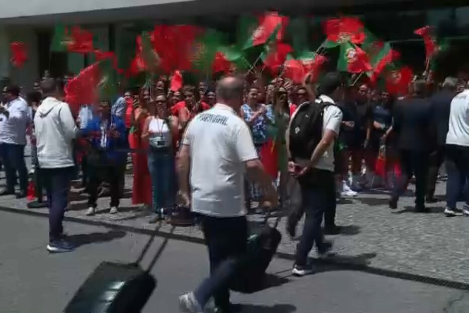 Adeptos acenam bandeiras portuguesas para equipa