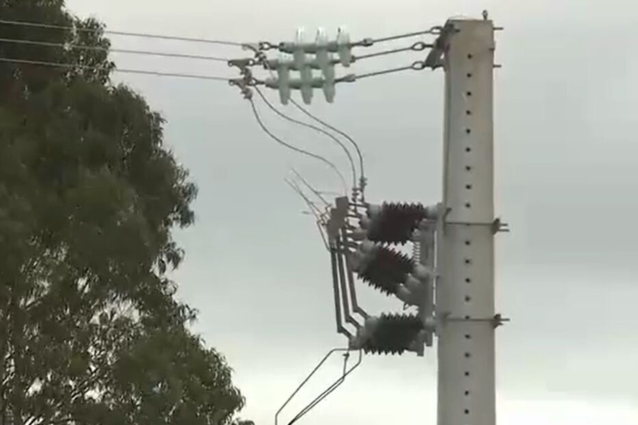 Poste de eletricidade com transformador visível e cabos de alta tensão