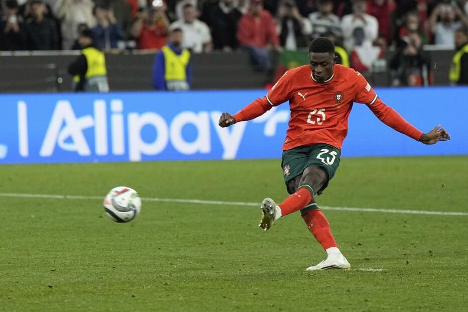 Nuno Mendes em ação: exibição notável na Liga das Nações