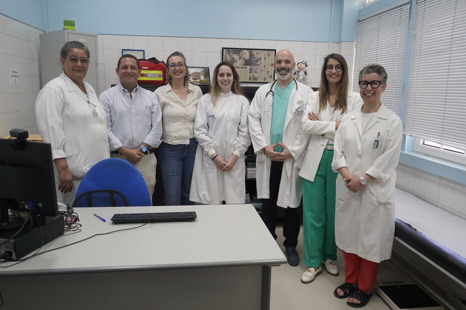 Equipa médica posa para foto num hospital