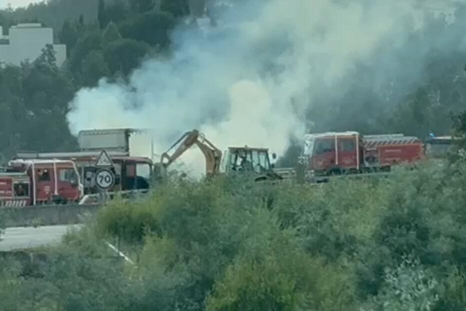 Incêndio mobiliza bombeiros e máquinas numa área verde