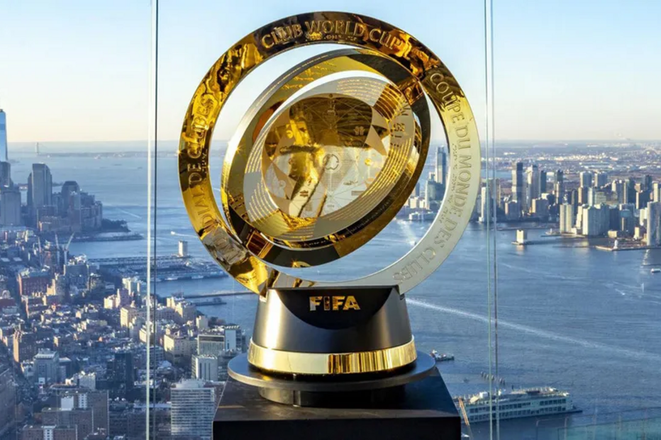 Taça do Mundial de Clubes da FIFA com vista para a cidade de Nova Iorque