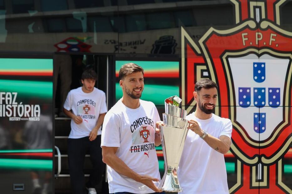 Jogadores da seleção portuguesa festejam a vitória com a taça em Lisboa