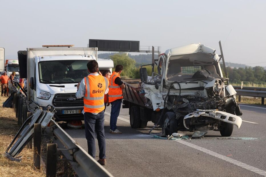 Colisão na A1: um morto e dois feridos após embate de carrinha