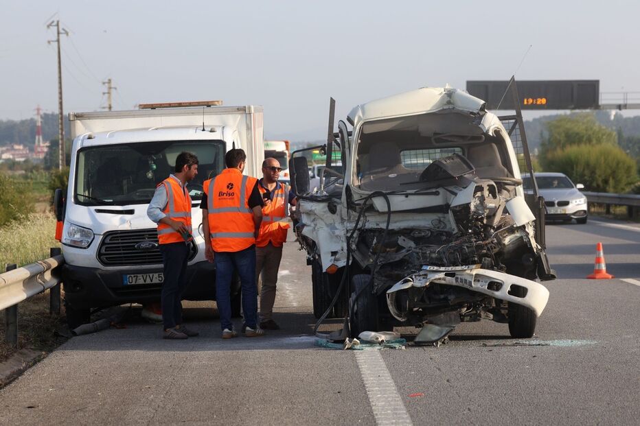 Colisão na A1: Um morto e dois feridos após acidente de viação envolvendo uma carrinha