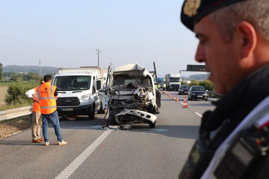 Colisão na A1 causa um morto e dois feridos