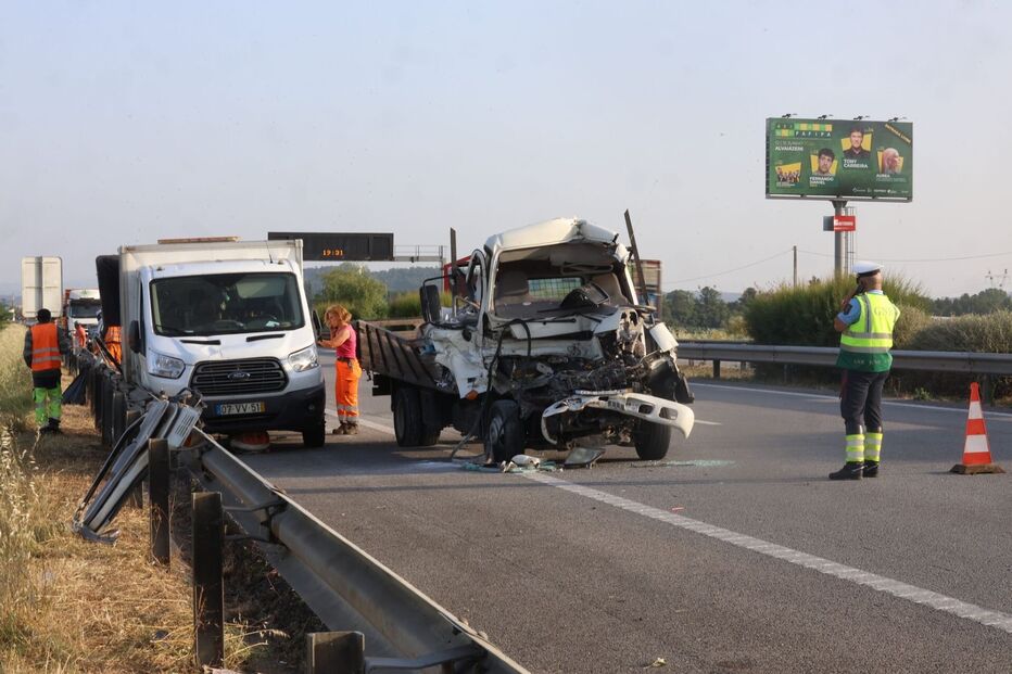 Colisão rodoviária: um morto e dois feridos na A1