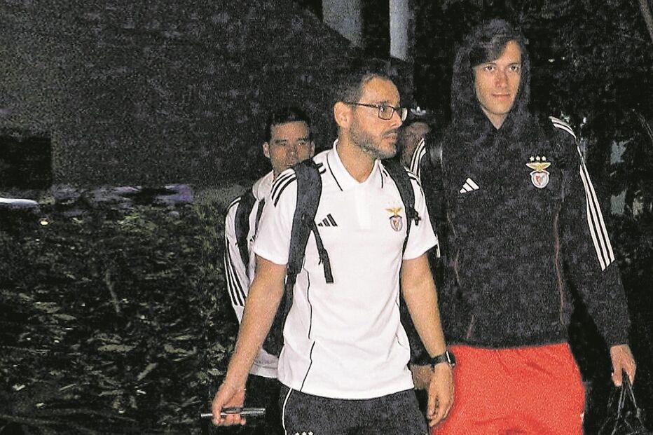 Álvaro Carreras, do Benfica, aguarda acordo entre clubes para jogar no Real Madrid