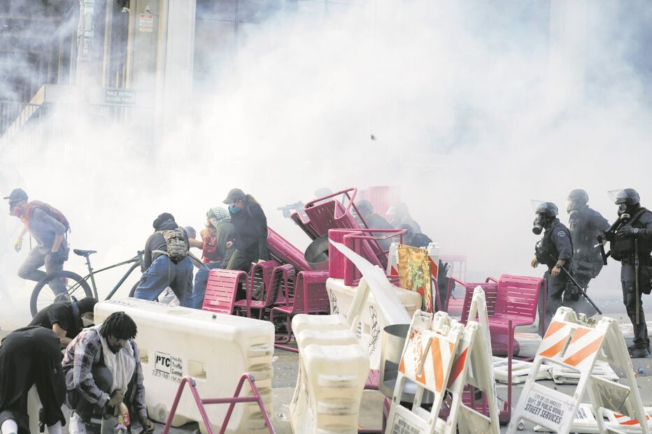 Confrontos entre manifestantes e polícia em Los Angeles