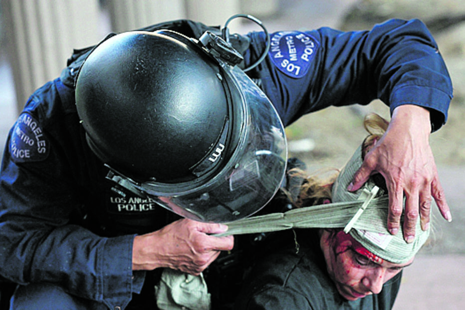 Polícia de Los Angeles presta assistência a manifestante ferido durante protesto
