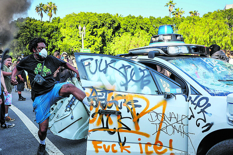 Protestos e confrontos com a polícia em Los Angeles resultam em detenções e tensão