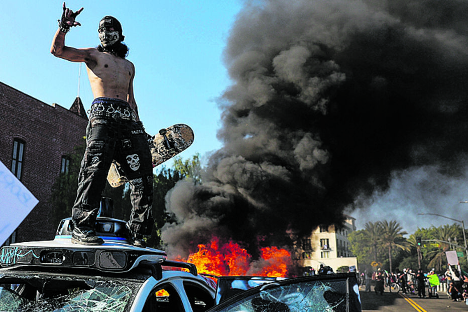 Protesto em Los Angeles com confrontos e detenções, a tensão aumenta com a presença da Guarda Nacional