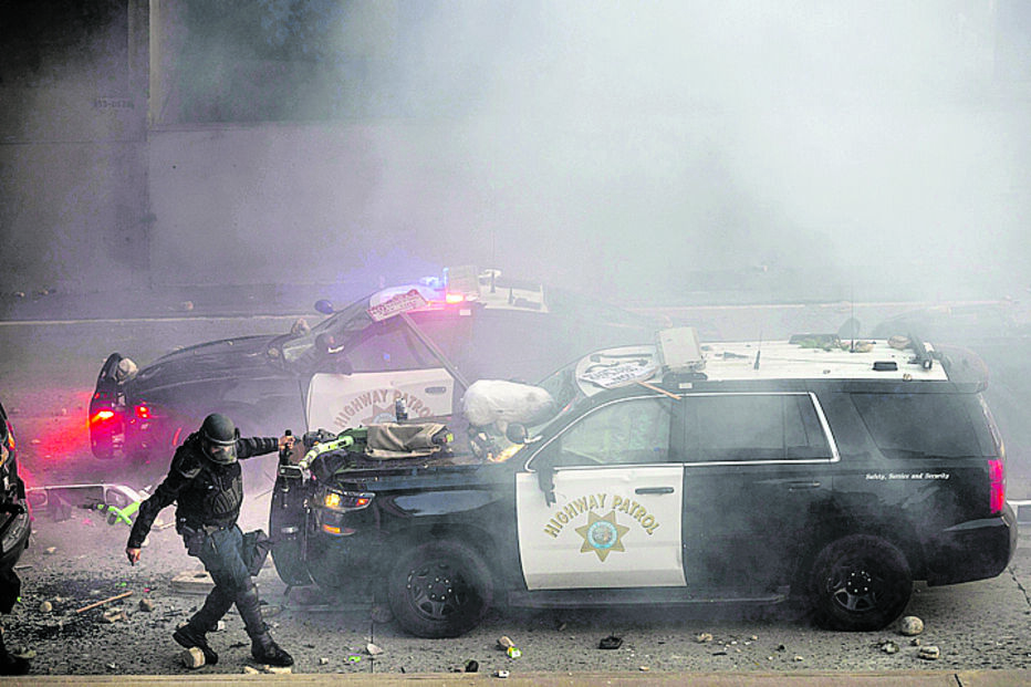 Confrontos em Los Angeles resultam em detenções e mobilização da Guarda Nacional.
