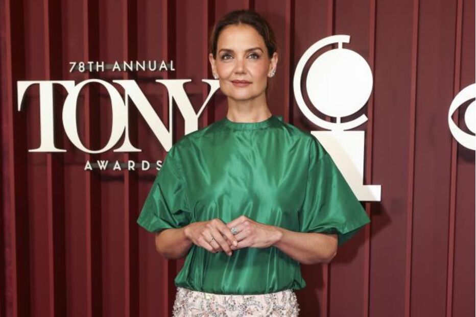 Katie Holmes nos Tony Awards, evento onde George Clooney não venceu