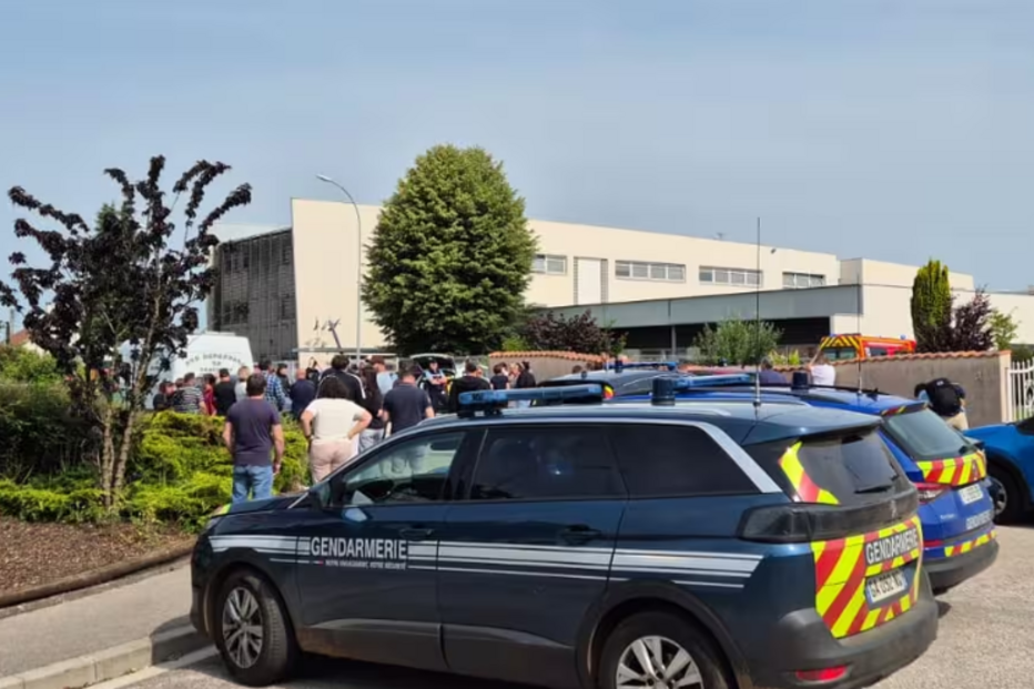 Professora morre esfaqueada por aluno em Nogent, França; suspeito detido