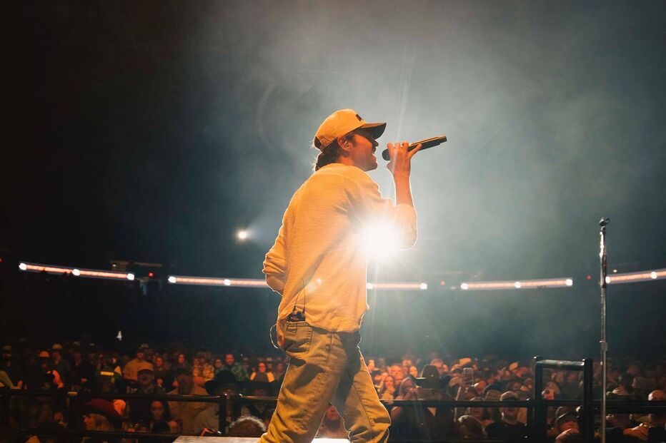 Conner Smith envolvido em acidente mortal com idosa em Nashville.
