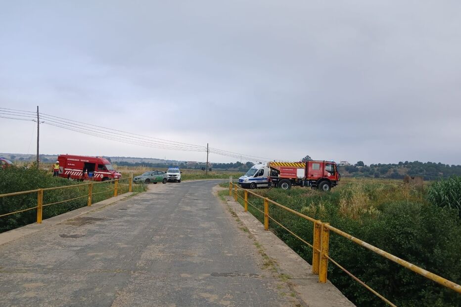 Carro submerso em Santa Catarina após despiste; bombeiros e GNR no local
