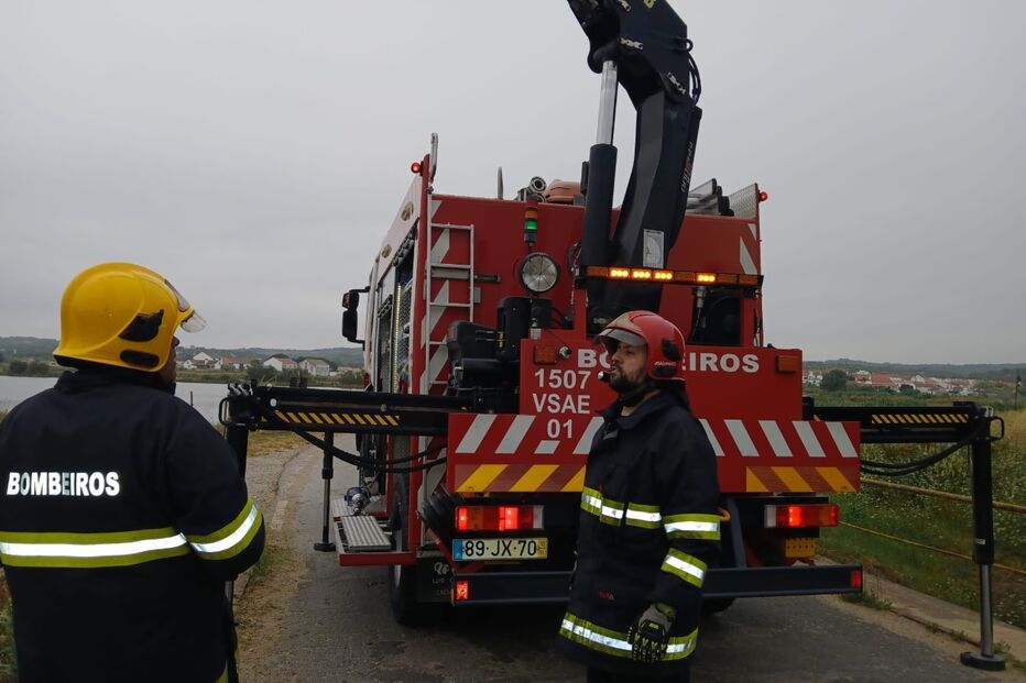 Bombeiros resgatam carro submerso na ribeira junto a Santa Catarina