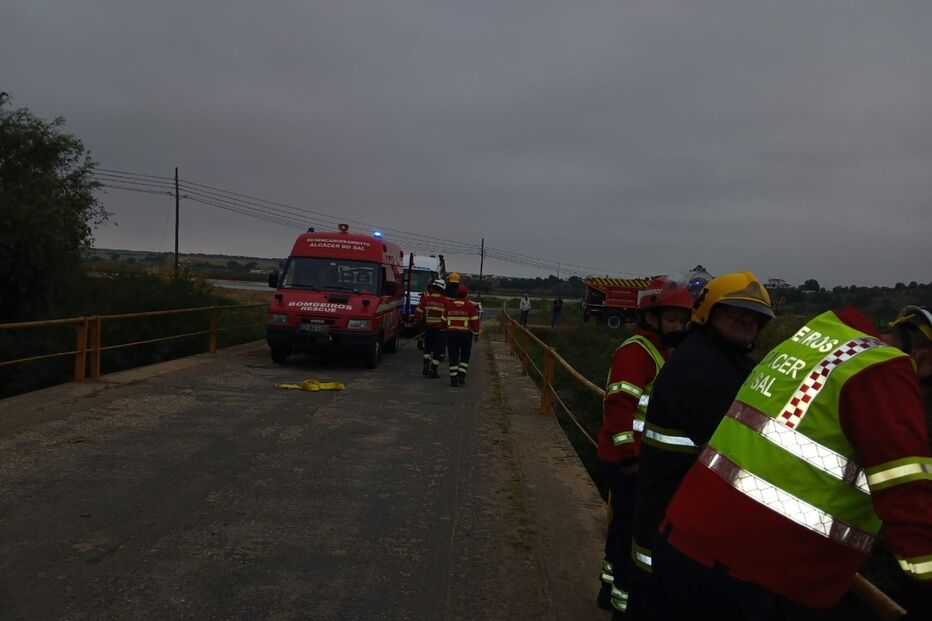 Bombeiros no local após carro submerso na ribeira junto a Santa Catarina
