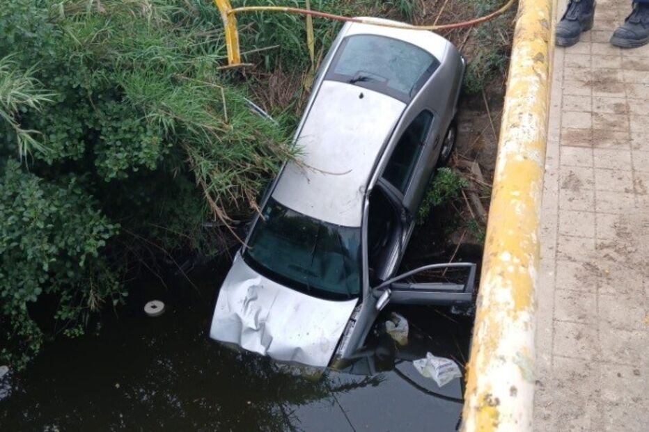 Carro submerso em ribeira perto de Santa Catarina após despiste