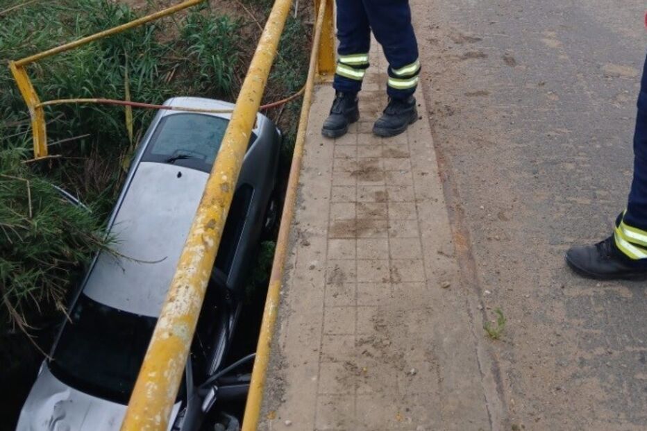 Despiste em Santa Catarina: carro submerso na ribeira e bombeiros no local