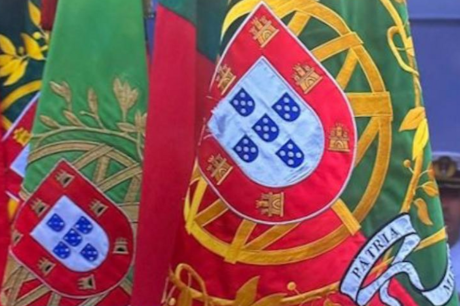 Estandartes nacionais com castelos descosidos marcam cerimónias do 10 de junho