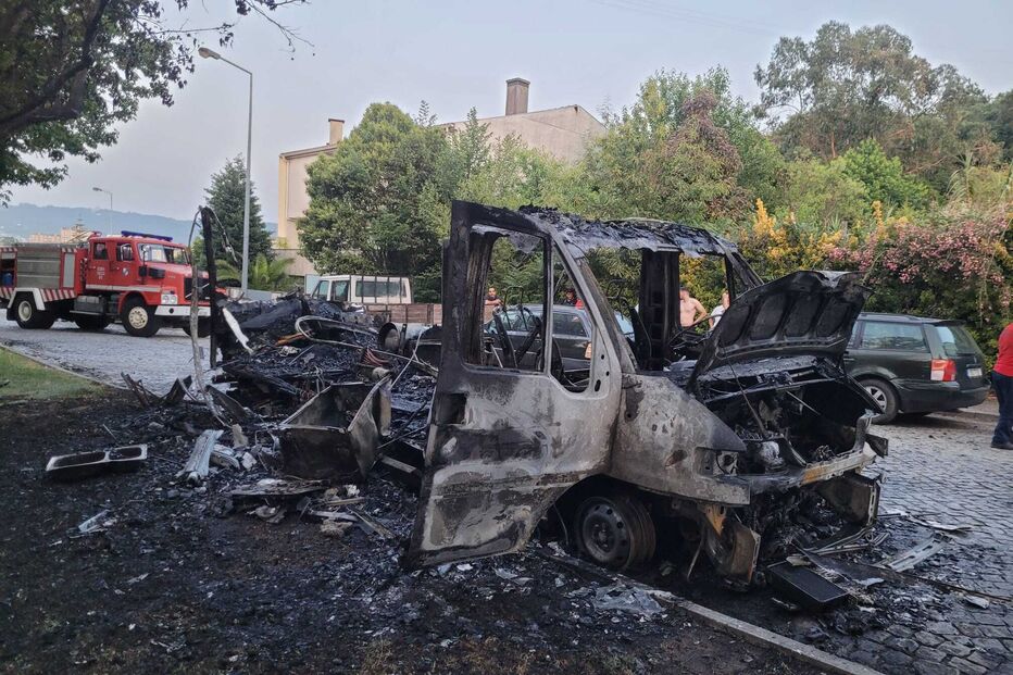Incêndio em Braga destrói caravana e dois carros, devido às altas temperaturas.
