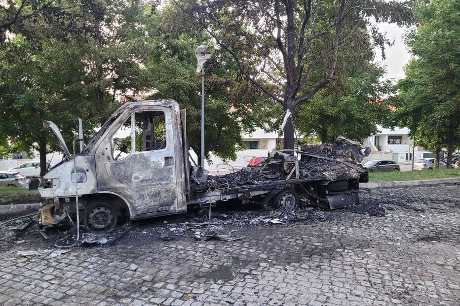 Caravana destruída pelas chamas em Braga devido a altas temperaturas