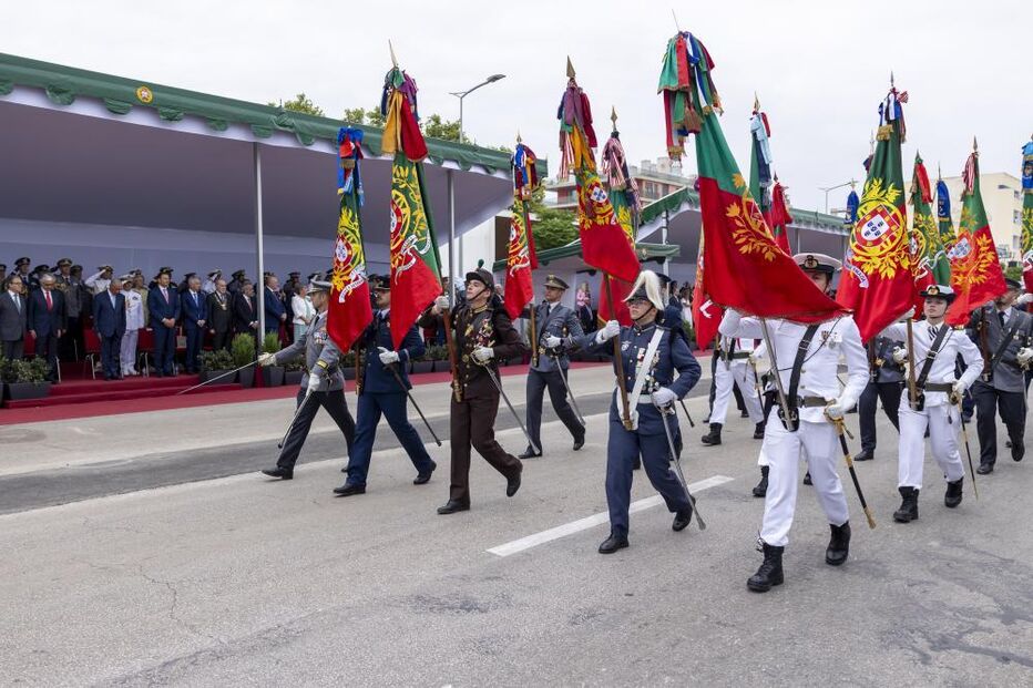 Militar desfila com a bandeira de Portugal