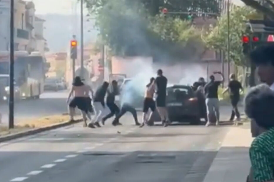 Confrontos na rua envolvem um grupo de pessoas perto de veículos