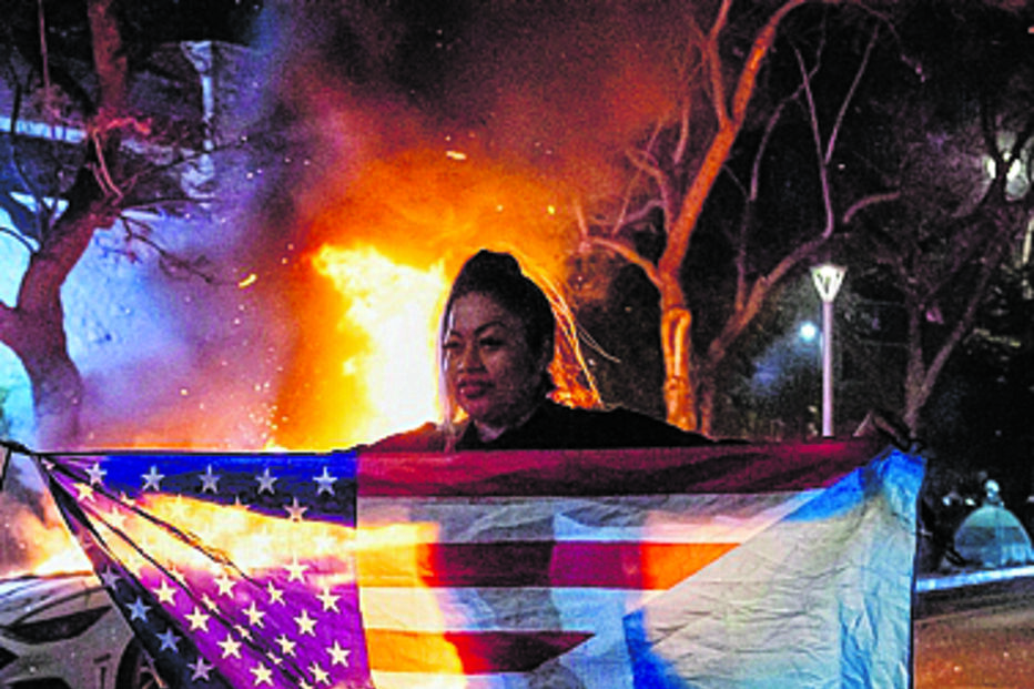 Protesto em Los Angeles contra ação da Casa Branca